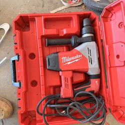 2025 used working Milwaukee 1-9/16 hammer drill with case.