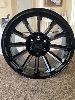 (1) 20x10 KMC XD855 Gloss Black And Machine Rim: 6x139.7/6x5.5, -18mm Offset
