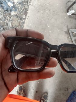 Meta fury essilorluxottica glasses need charging case