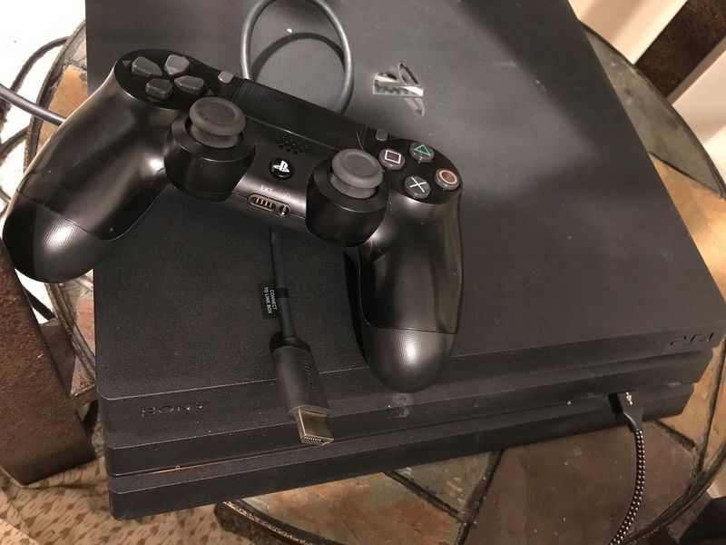 PS4 AND CONTROLLER