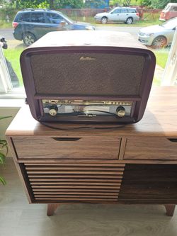 Electrohome Signature Retro Hi-Fi Stereo System with Record Player, CD, MP3, AM/FM, Vinyl-to-MP3 plus a VeeJay Beatles record