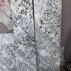 Tres Piesas De Granito