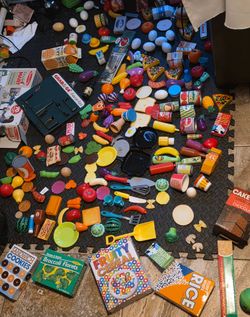 LOTSSSSS OF PLAY KITCHEN ITEMS....MELISSA AND DOUG ETC