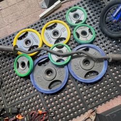 OLYMPIC  EZ  CURL  BAR  &  WEIDER  EASY GRIP PLATES  WITH RUBBER COVERS  (PAIRS OF)  :  25s  10s  &  (FOUR)   5s 