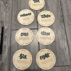 Infant monthly milestone signs