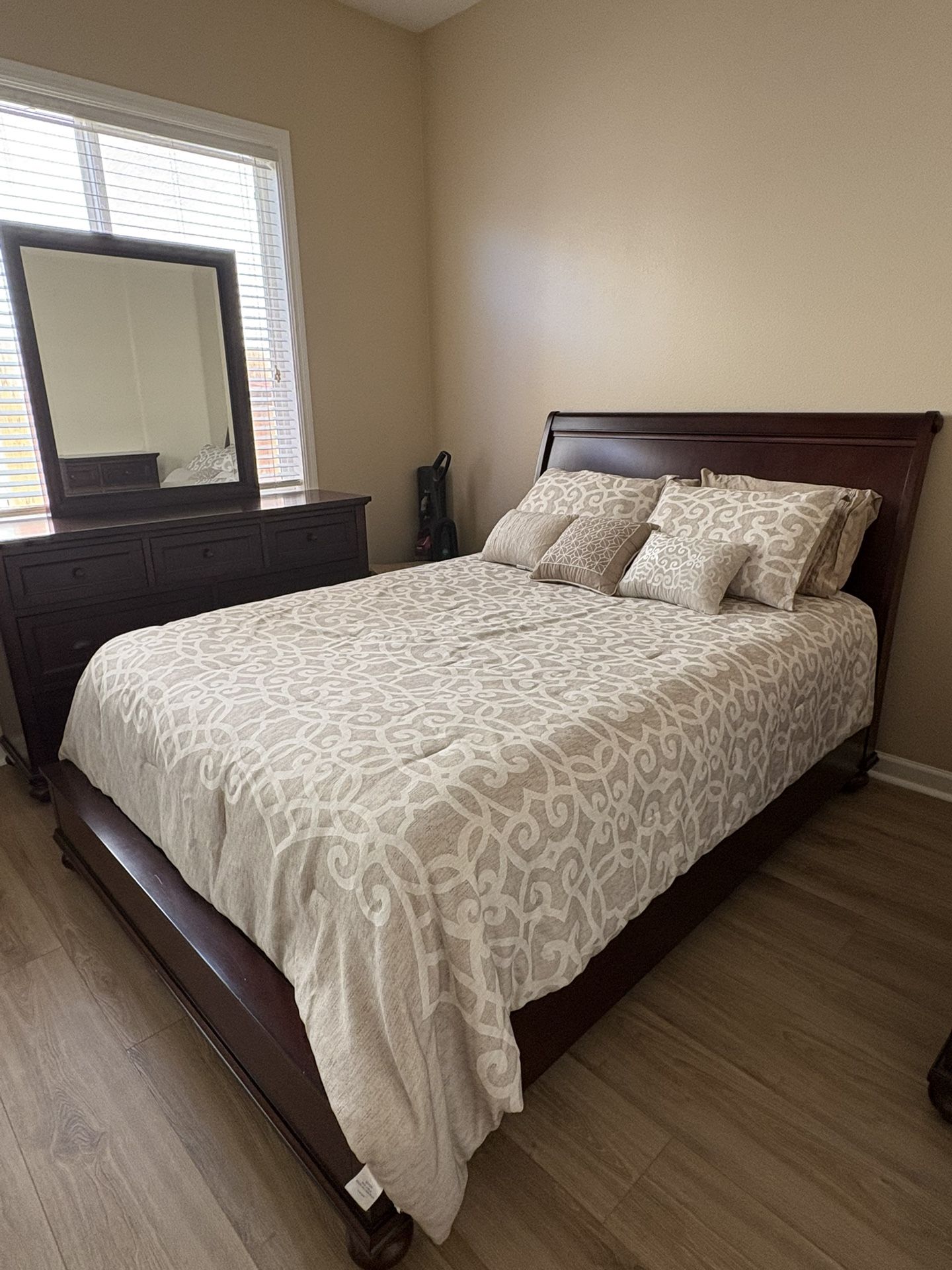 Queen Bedroom Set (4 Pieces)