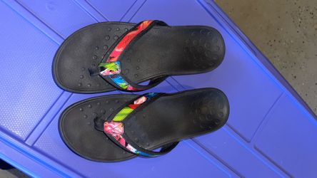 Vionic Black Floral Flip Flops