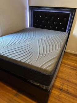 Queen Size Mattress Pillow Top New Bedframe sold separately