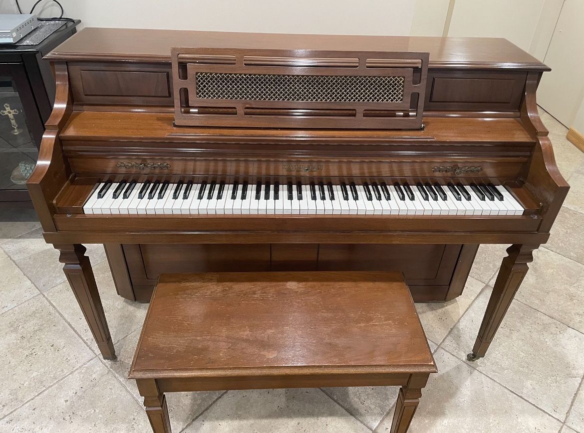 Kranich & Bach Piano With A Seat