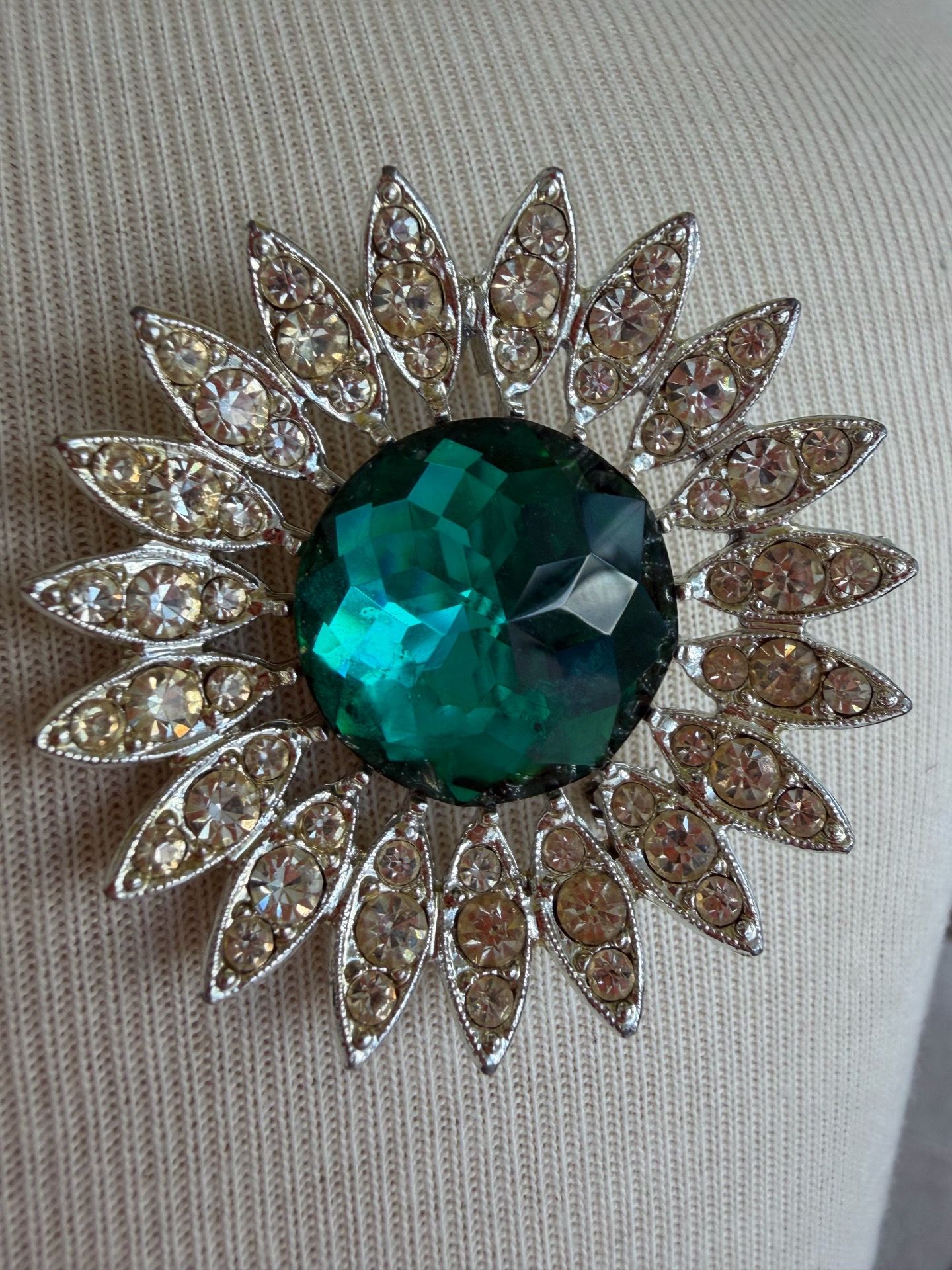 Vintage Sarah Coventry Faceted Emerald Green Glass Floral Rhinestone Silver Brooch signed 2” In excellent condition