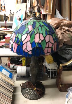 Vintage Tiffany style lamp 2’