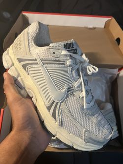 Nike Vomero 5 (Size 7.5)