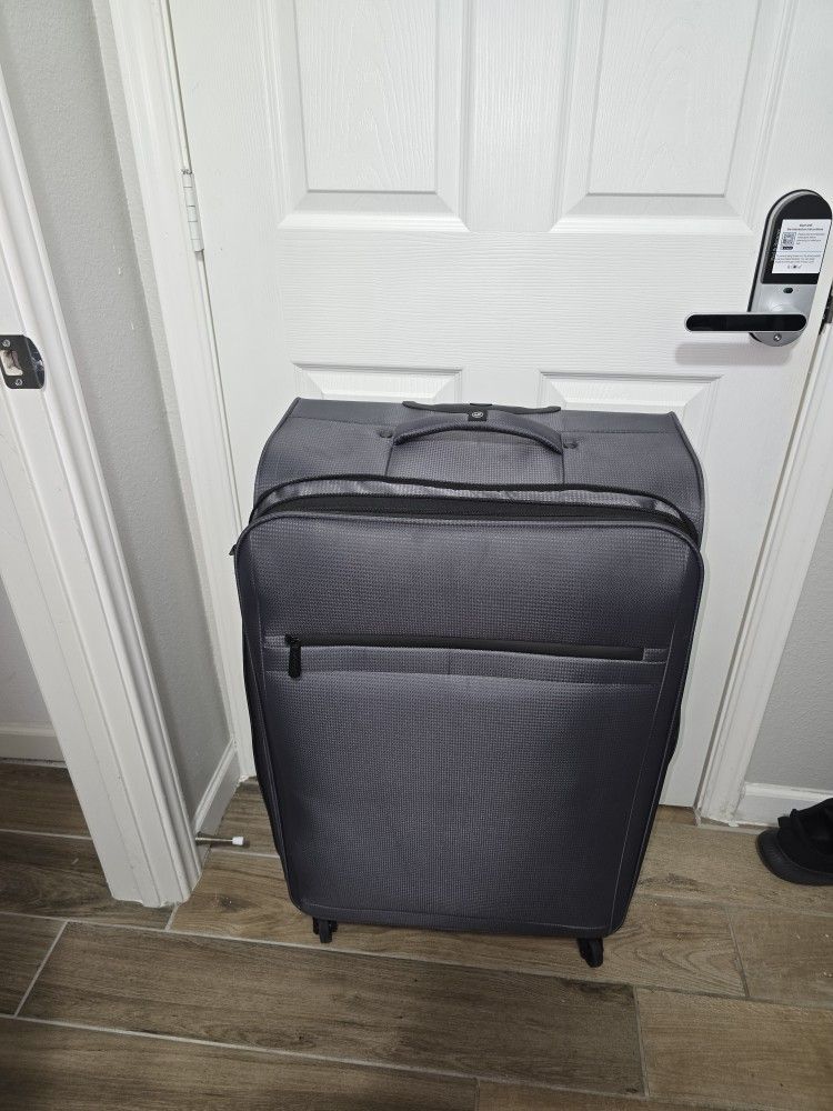 LIKE NEW Grey 32.5 in Suitcase/Luggage (4 wheels+handle)
