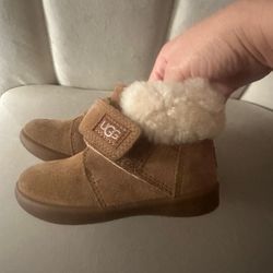 Ugg baby boots size 6 only use couple times perfect conditions like new