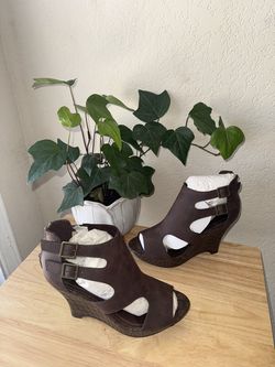 Women wedge shoes size 7.5