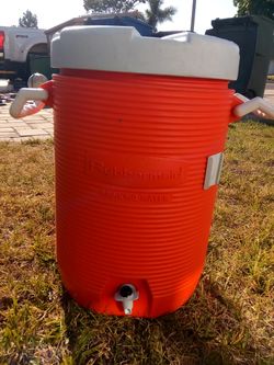 Rubbermaid water jug