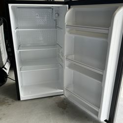Hisense 4.4 Cu Ft Compact Refrigerator 