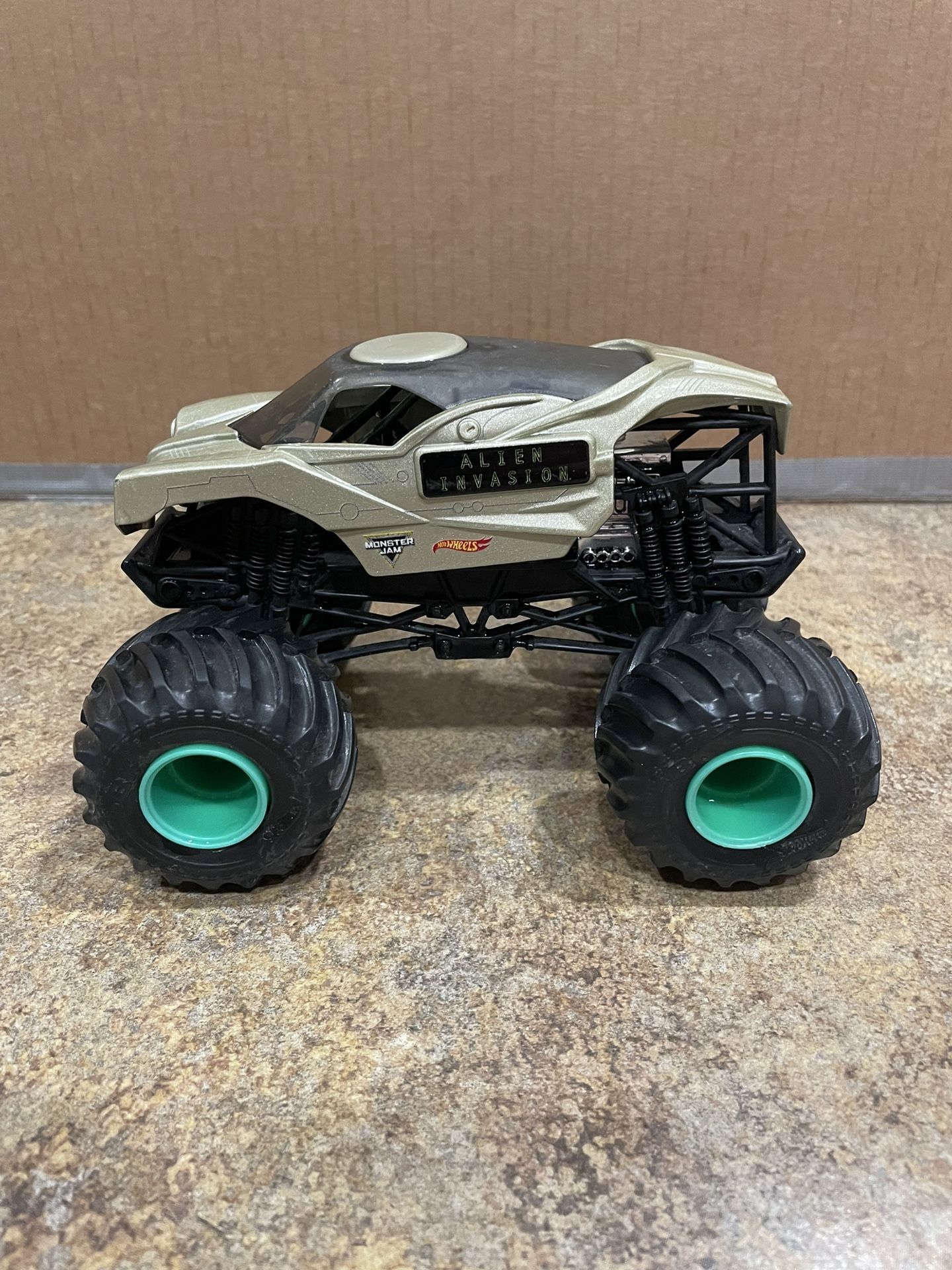 Monster Jam 1:24 Scale Monster Truck Alien Invasion