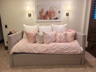 Pottery Barn Day Bed w/ Trundle