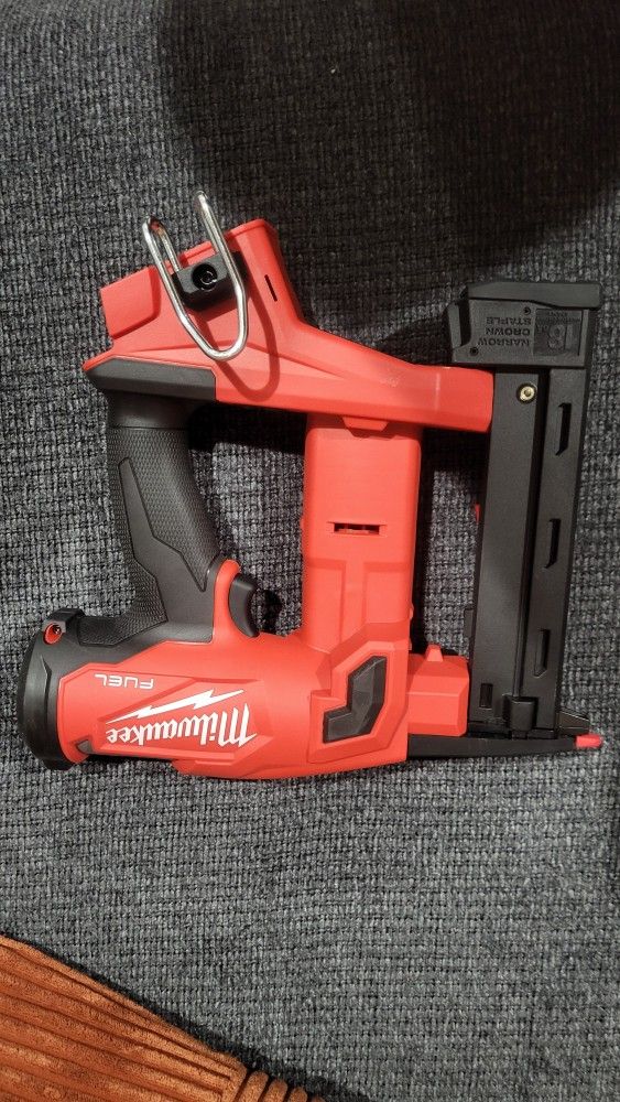 Milwuakee M18 Fuel Cm1/4" Crown Staples