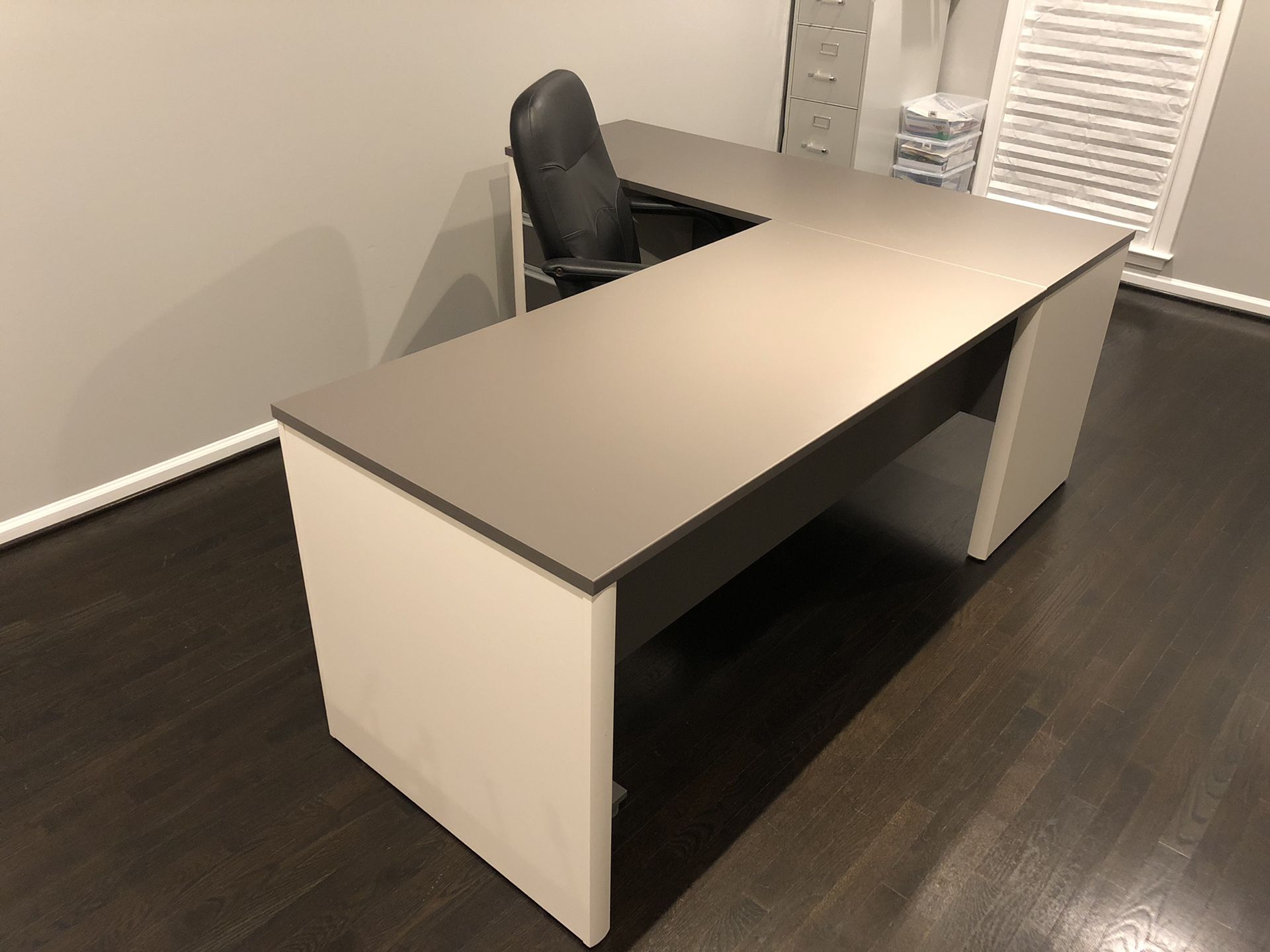 Almost new office desk and rolling desk chair