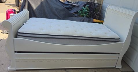 **Beatiful Cafe Kids twin sleigh bed with pull out trundle **