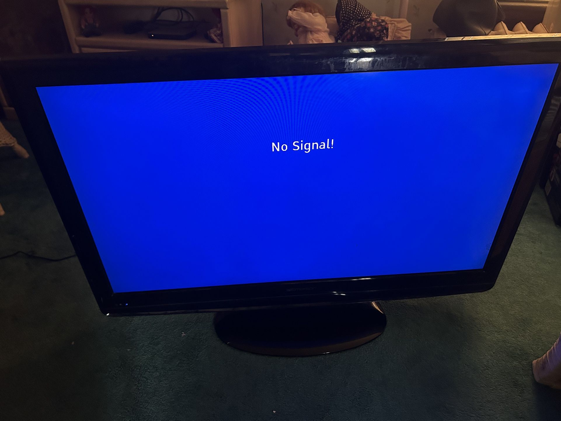 Emerson Flat Screen TV 40 inches