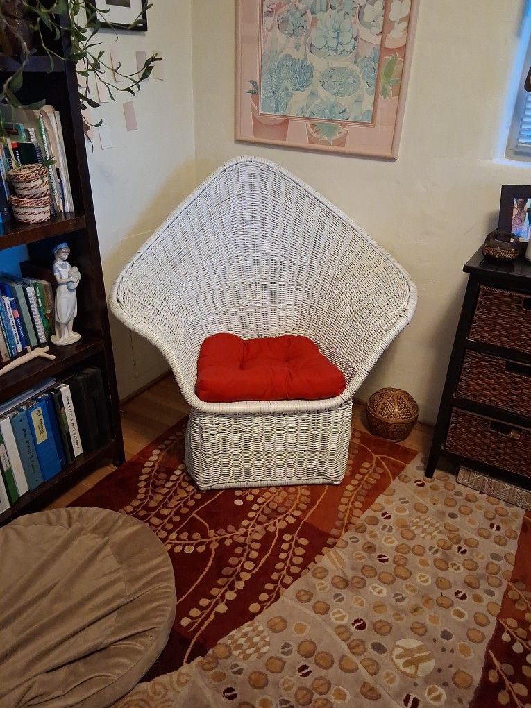 Wide And Deep Wicker Chair