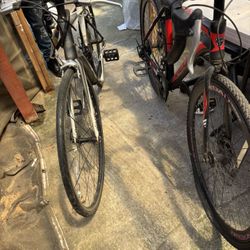 Lauxjack Giant red Roadmaster bicycle