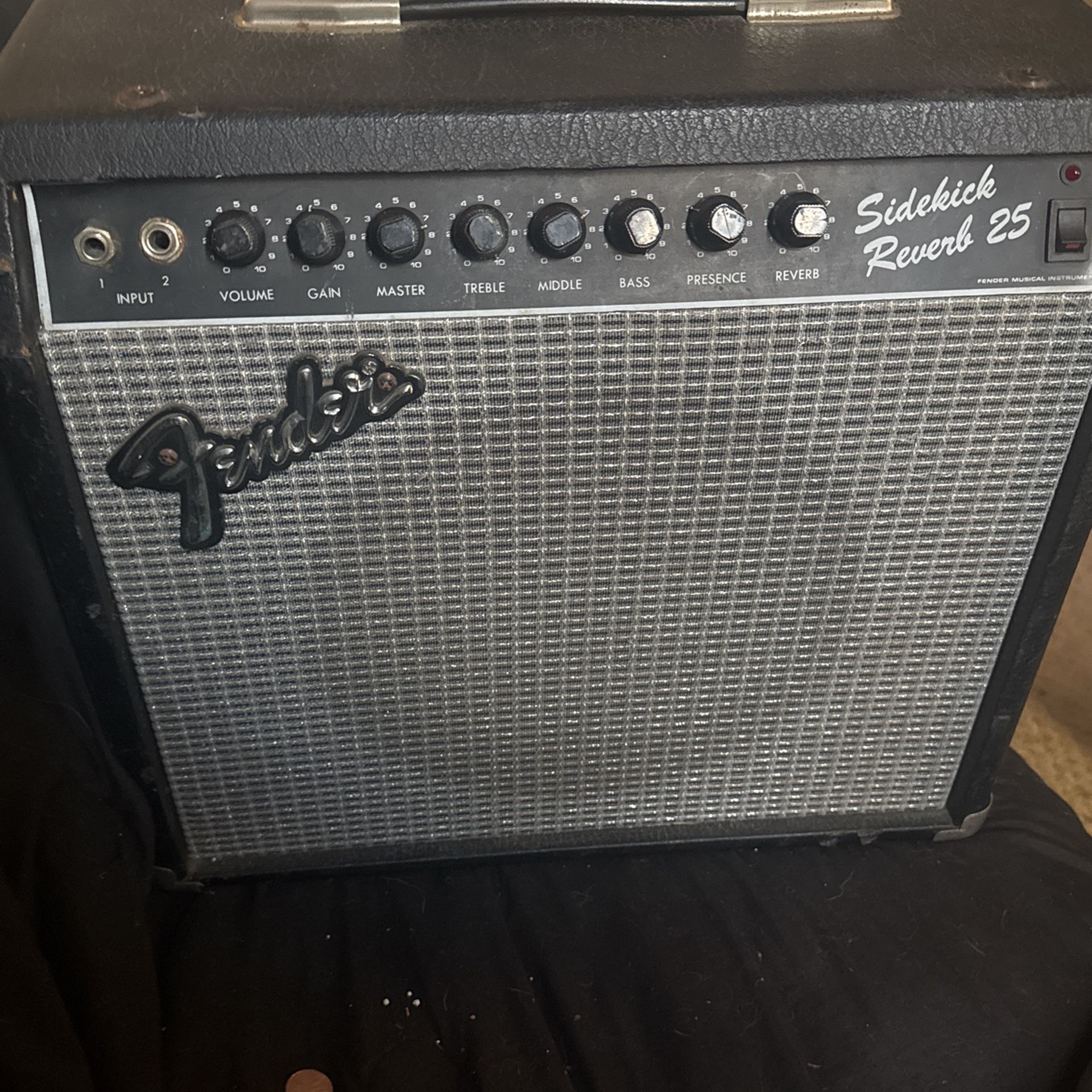 Fender sidekick reverb 25 with guitar
