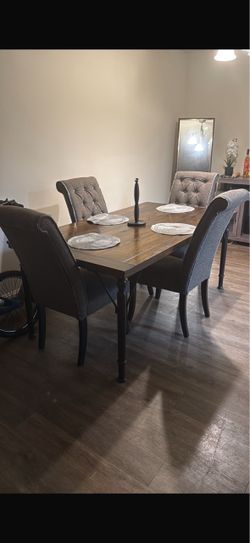 Comedor de 4 sillas  casi nuevo