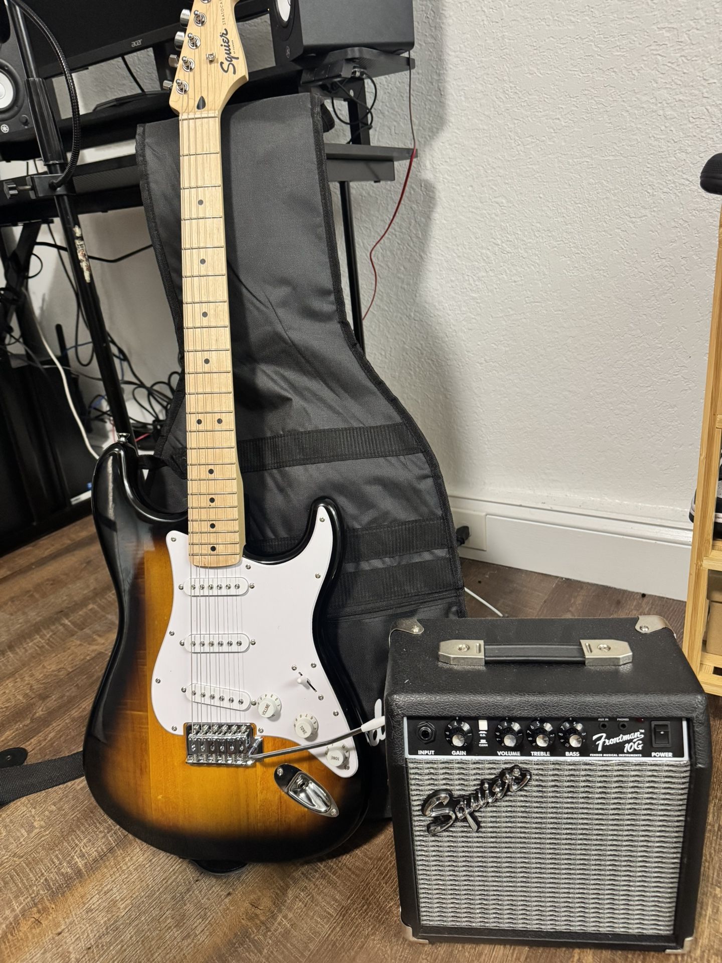 πΈ Fender Squier Stratocaster Guitar Bundle + Amp & Case πΈ