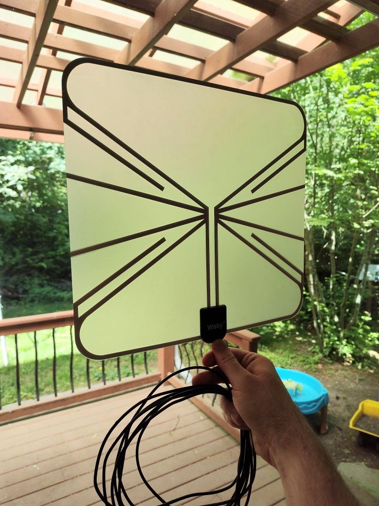 Wsky TV antenna. 15 foot cable. We got around 15 free channels. Good condition