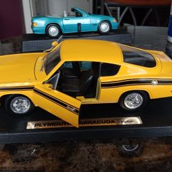 Road Signature 1969 Plymouth Cuda Barracuda 1:18 Scale Diecast Model Car Yellow