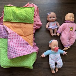 Doll Bed And Three Dolls