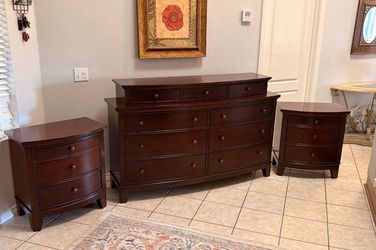 All wood  dresser and 2 nightstands🔺