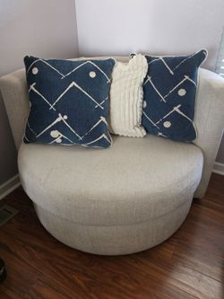 Round Swival Chair