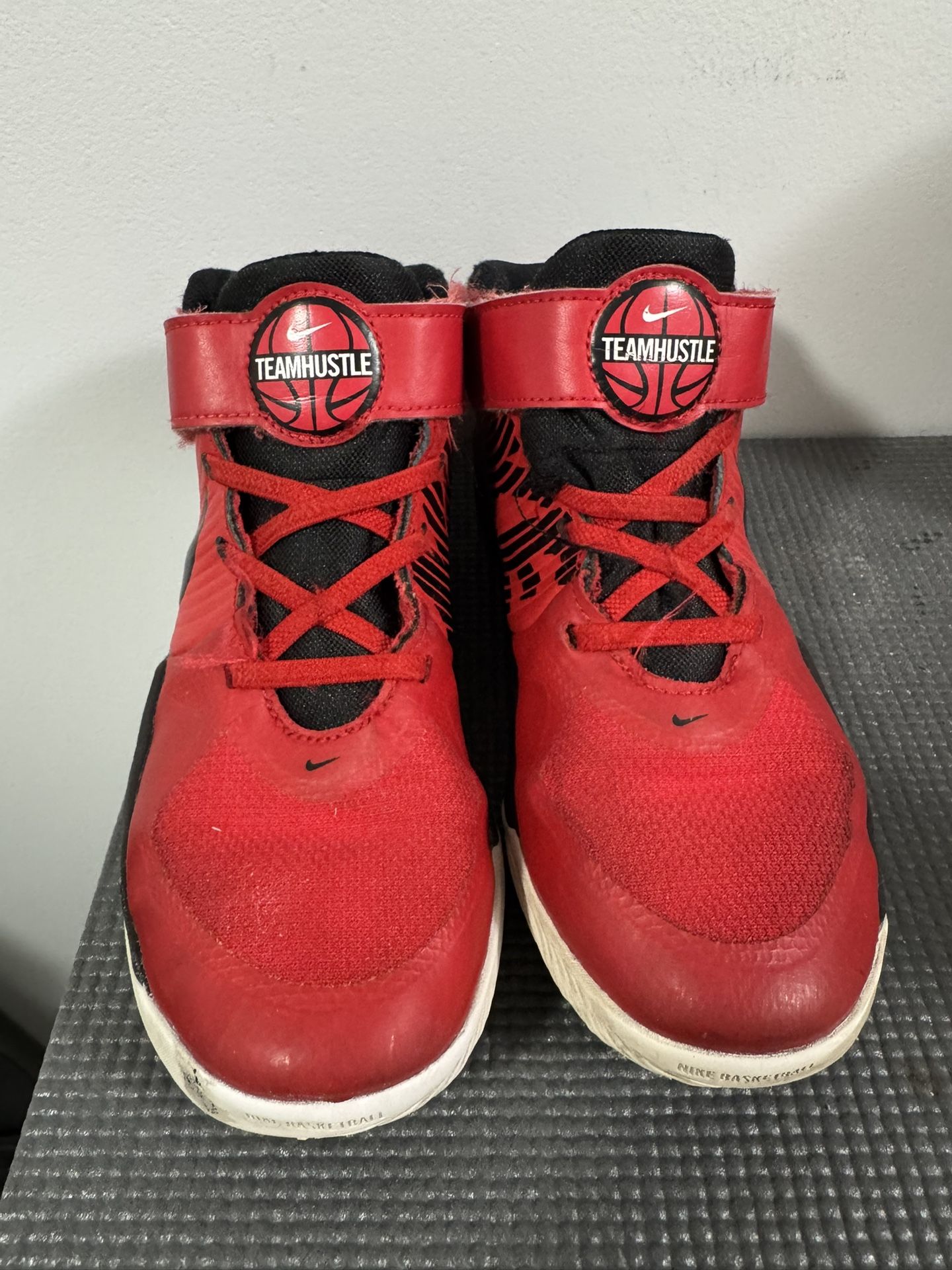 Boys Nike Shoes Size 3 Y