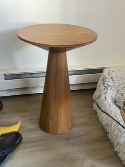 Solid wood pedestal table
