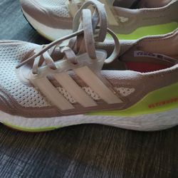 ADIDAS WOMENS SIZE 8 ULTRABOOST 