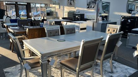 Modern glamour is exemplified in the design of this Dining Table/set with Acrylic Crystal frame