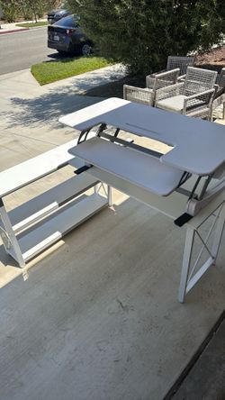 Manual desk raiser