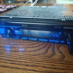 Alpine UTE-73BT Car Stereo 
