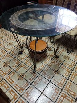 Table with 4 chairs glass top and metal