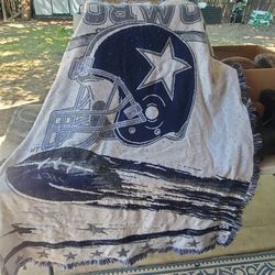 Dallas Cowboys Throw Blanket.  IF YOU BUY BLANKET ILL THROW IN THIS LOVELY DALLAS COWBOY COOLER FREE...!!!!!////////