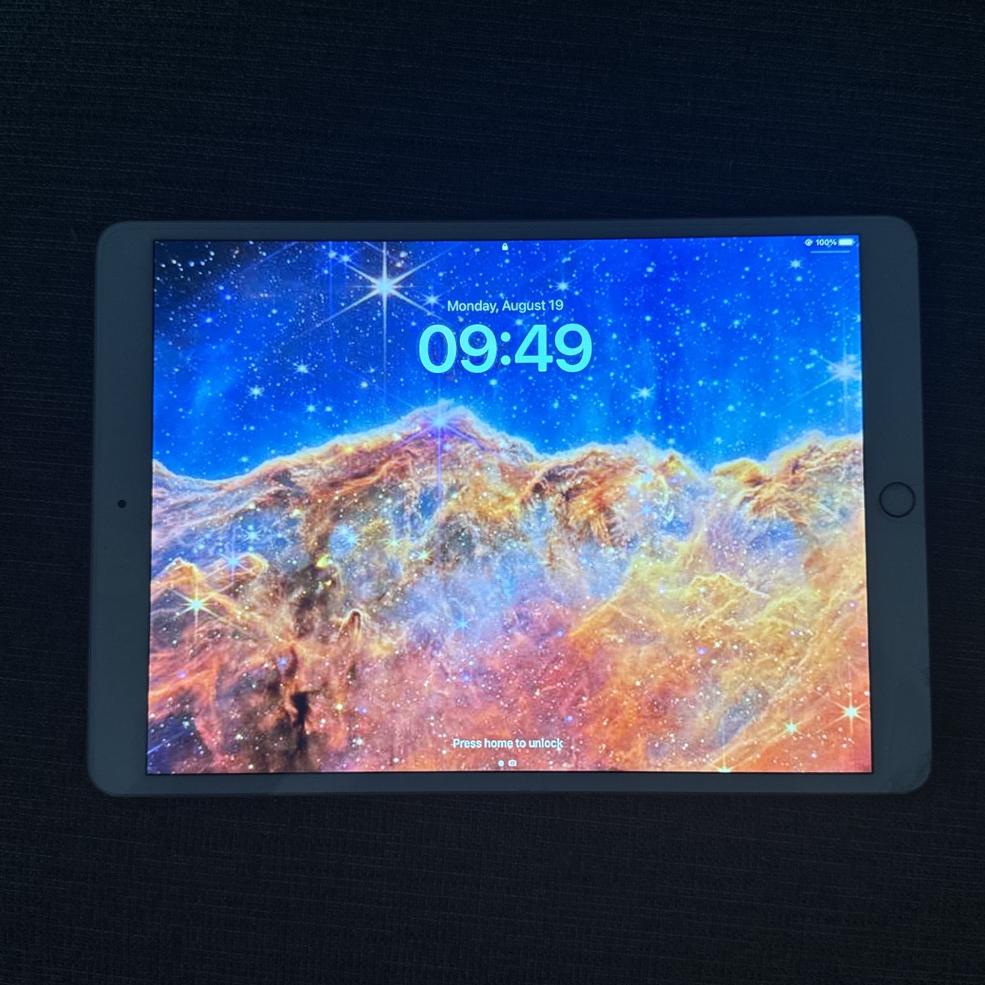 iPAD PRO 10.5” WITH SLIGHTLY CRACKED SCREEN