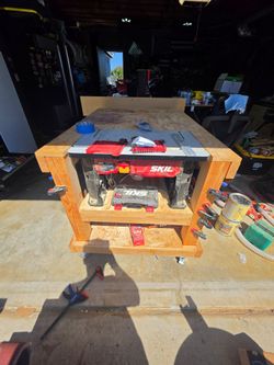 Router with workbench and vacuum.