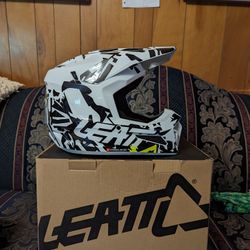 Leatt Moto 3.5 Jr V23 Zebra Helmet 