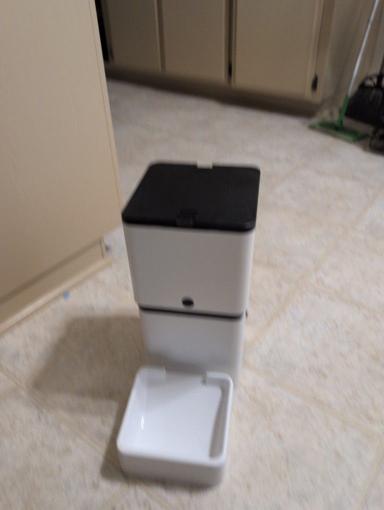 Automatic Pet Feeder With Camera