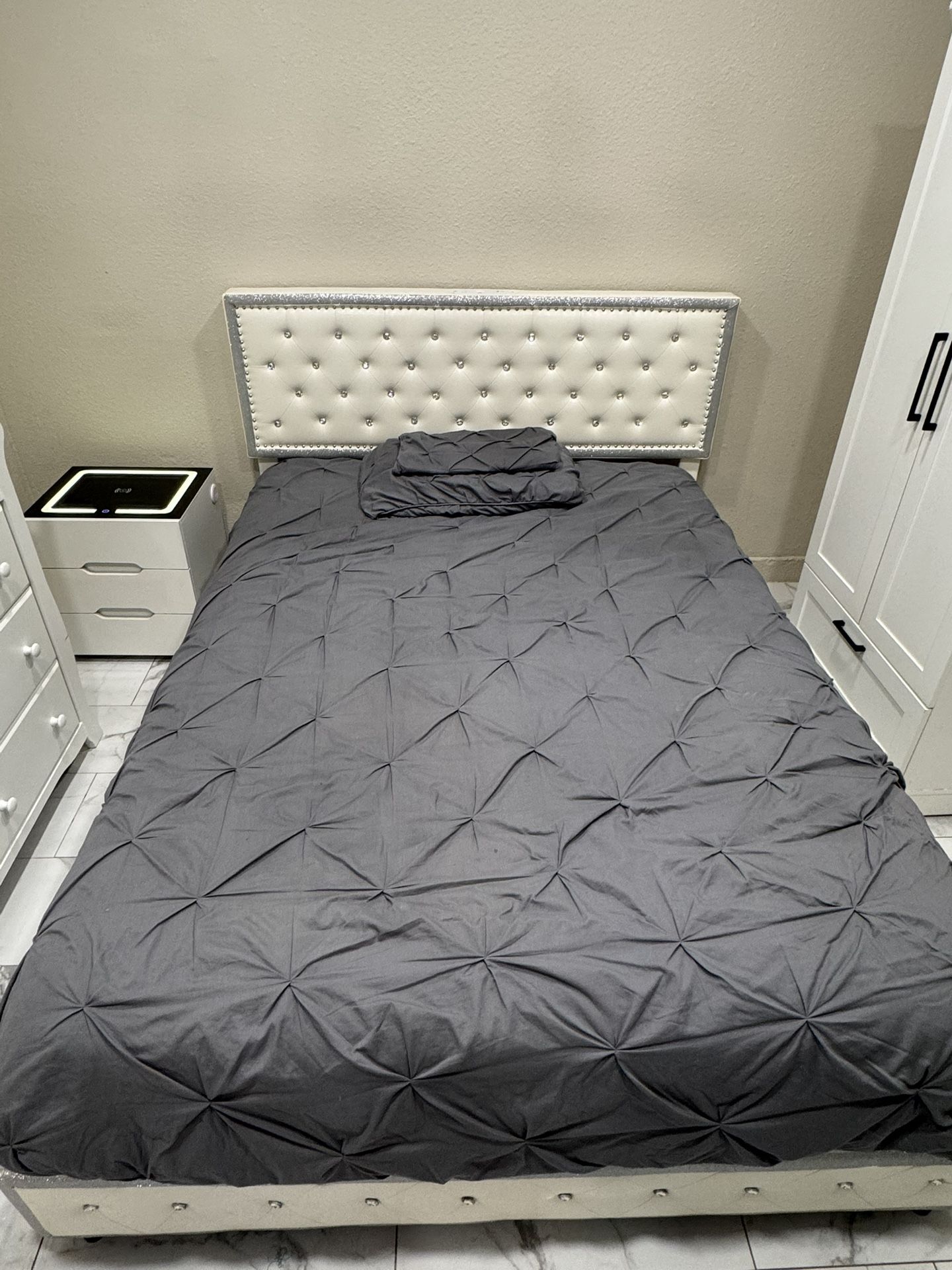 Set de dormitorio completo blanco moderno – cama, clóset, cómoda y dresser (buen estado)